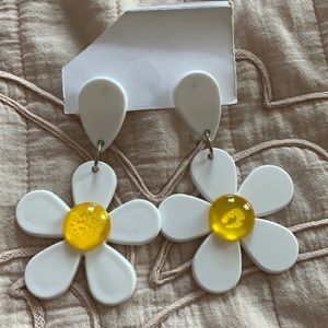Vintage 70’s flower earrings.